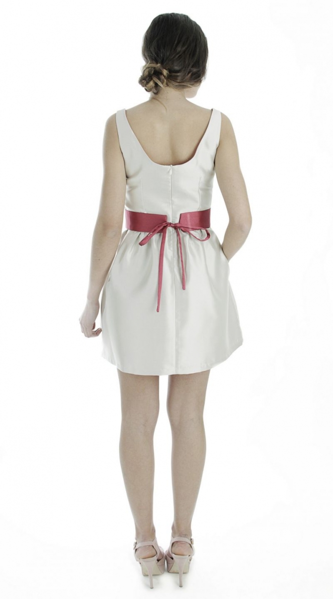 vestido corto de fiesta de vuelo de raso blanco roto invitada boda arimoka